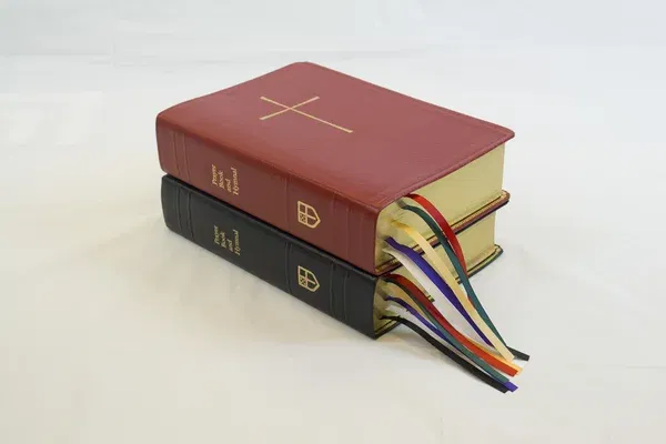 The Book of Common Prayer and Hymnal 1982 Combination: Red Leather